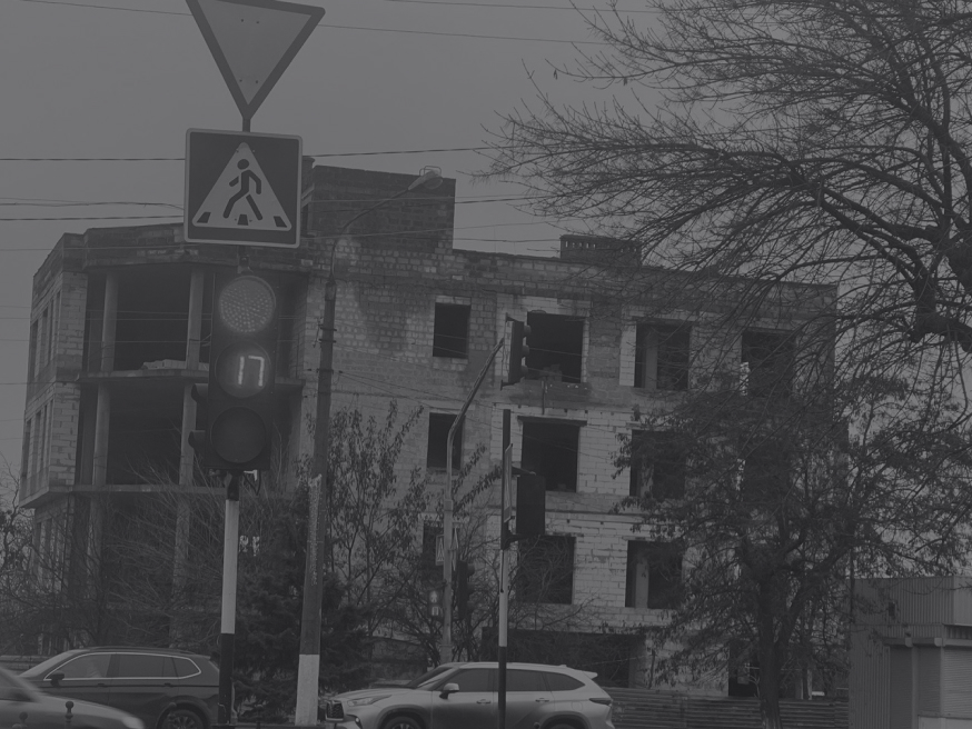 Светофор на фоне разрушенного здания