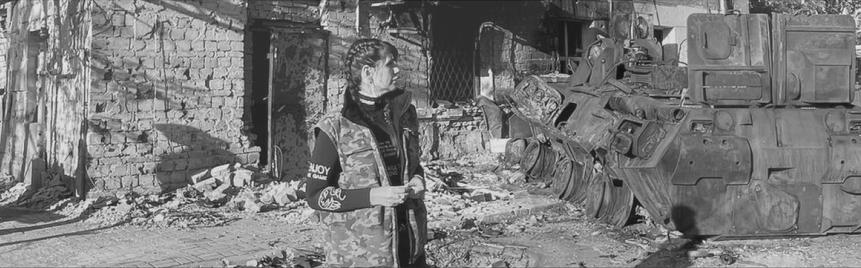 Валерия Петрусевич на фоне разрушенного здания